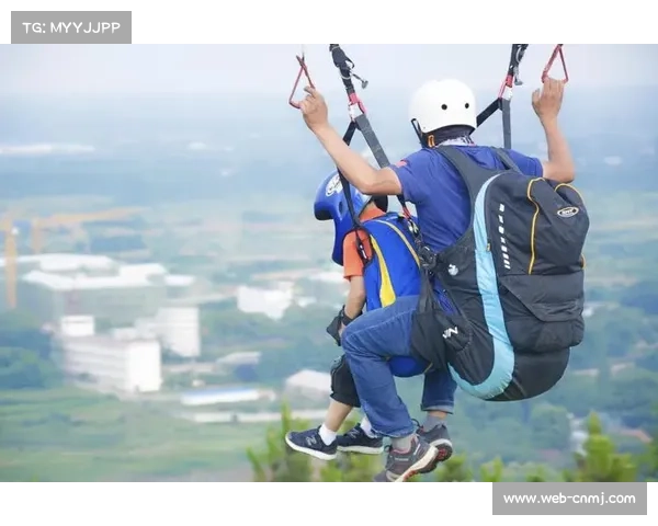 跳伞世锦赛法国选手空中拥抱演绎浪漫，规则未明引热议